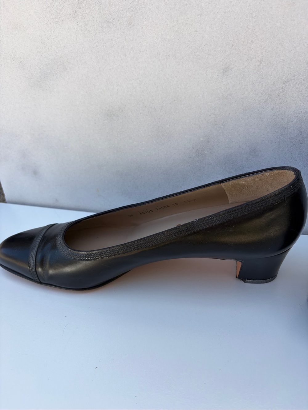 Salvatore Ferragamo Black Round-Toe Leather Pumps - Picture 9 of 13